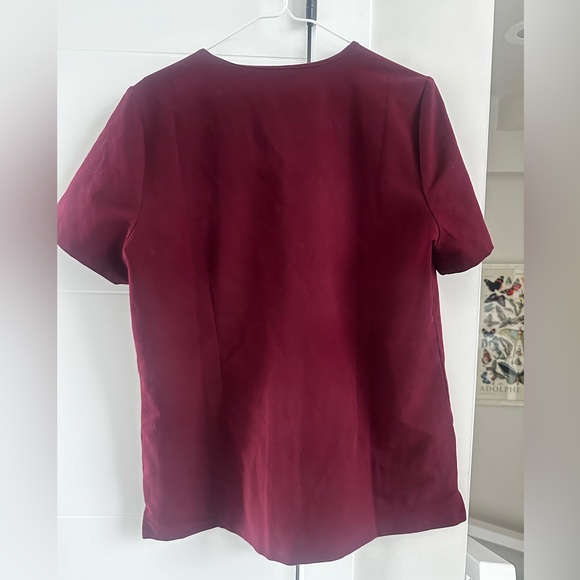 Figs 3 pocket scrub top - Picture 2 of 3